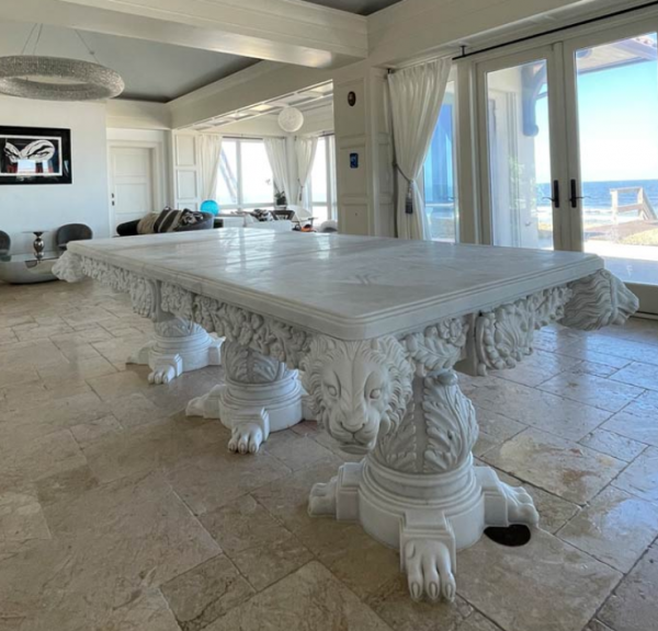 Meja dapur marmer dengan aksen ukiran elegan